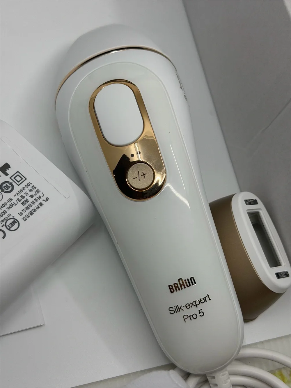 Silk-expert Pro 5 Hair Removal Device in White & Gold